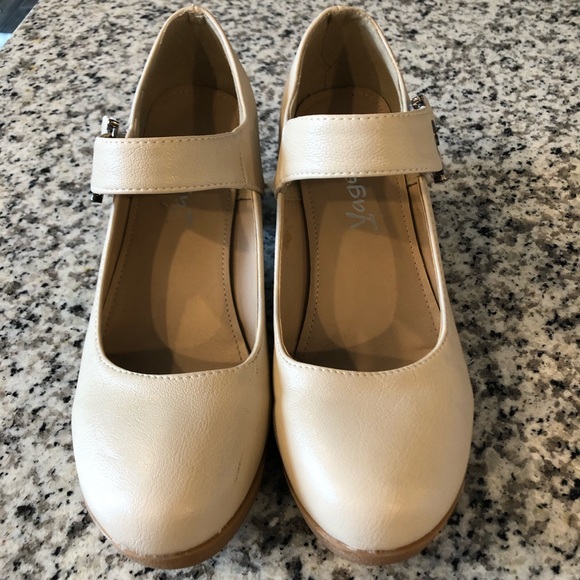 Beautiful cream colored heels - Picture 1 of 4